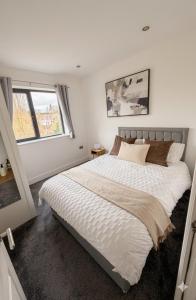 Modern 2 Bed Flat, Free Parking, Central Hemel