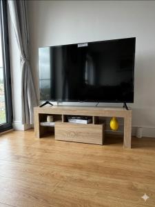 Modern 2 Bed Flat, Free Parking, Central Hemel