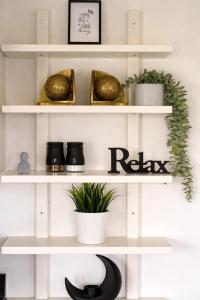 Modern 2 Bed Flat, Free Parking, Central Hemel