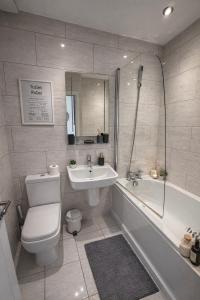 Modern 2 Bed Flat, Free Parking, Central Hemel