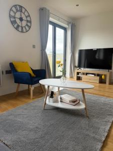 Modern 2 Bed Flat, Free Parking, Central Hemel