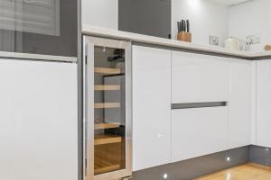 2 BR Central Penthouse Balcony & Free Parking