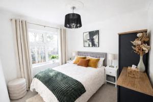 West London House with Parking and Garden, Sleeps 6