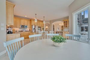 The Hill Dog Friendly Panoramic Ocean Views