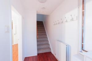 Modern 3 Bedroom House in Peterborough PE3 with Garden & Free Parking Near City Hospital Perfect for Contractors and Family with Long or Short Stay