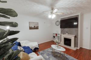 Modern 3 Bedroom House in Peterborough PE3 with Garden & Free Parking Near City Hospital Perfect for Contractors and Family with Long or Short Stay