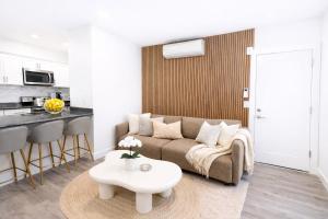 Elegant King Bed Suite - Walk to Yale - Premier Location