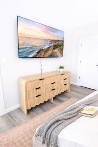 Elegant King Bed Suite - Walk to Yale - Premier Location