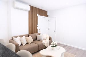 Elegant King Bed Suite - Walk to Yale - Premier Location