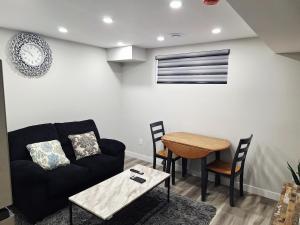 Cozy Two Bedrooms Basement Suite