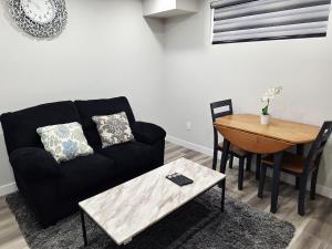 Cozy Two Bedrooms Basement Suite