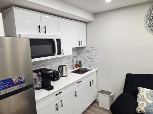 Cozy Two Bedrooms Basement Suite
