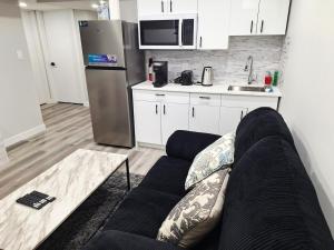 Cozy Two Bedrooms Basement Suite