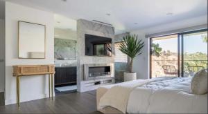 Luxury Oasis with Jacuzzi & Sauna in Hollywood Hills