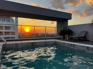 Stylish 2BR Pool Gym City Views Prime Spot