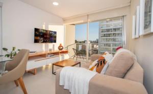 Stylish 2BR Pool Gym City Views Prime Spot