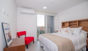 Stylish 2BR Pool Gym City Views Prime Spot