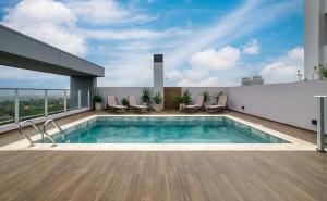 Stylish 2BR Pool Gym City Views Prime Spot