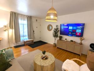 Boho 1-Bedroom BEACH Condo with Mid Size Parking, AC & Laundry - Walk 10min to BEACH!