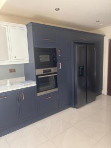 Egham - Lovely 4 Bedrooms Specious Furnished Property