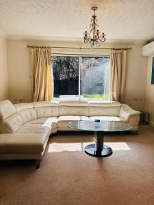 Egham - Lovely 4 Bedrooms Specious Furnished Property