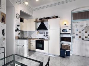 Flat steps from San Siro Church & Ariston Theatre