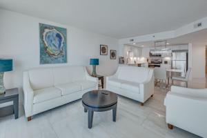 Oceanfront condo w pools & sea view