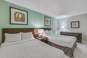 Oceanfront condo w pools & sea view