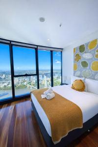 Sky-High Luxury on 50th Floor Breathtaking Views by Stylish Stays