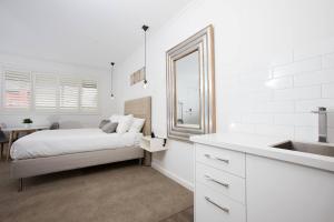 Newington Apartments - Apt 3 Queen, Brand New!