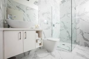 Newington Apartments - Apt 3 Queen, Brand New!