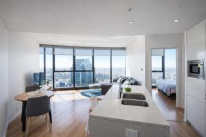 Sky-High Luxury on 50th Floor Breathtaking Views by Stylish Stays