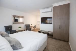Newington Apartments - Apt 4 Accessible Queen