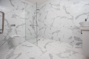Newington Apartments - Apt 4 Accessible Queen