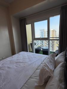 Luxury Spacious 3Bedrooms with Maids Room Bunkbed Massage Chair Bayview Free Pool & Parking Near Okada Manila Airports MOA Solaire