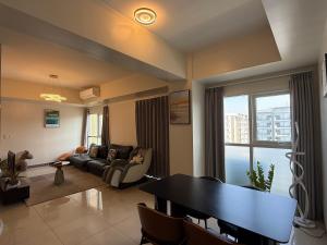 Luxury Spacious 3Bedrooms with Maids Room Bunkbed Massage Chair Bayview Free Pool & Parking Near Okada Manila Airports MOA Solaire