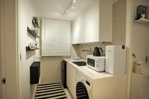 Newly opened 7minute walk from Myeongdong 3 minutes from Namsan Tower Private kitchen living room 2 rooms 2 queensize beds For 4 people