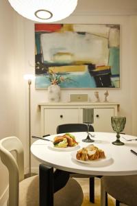 Newly opened 7minute walk from Myeongdong 3 minutes from Namsan Tower Private kitchen living room 2 rooms 2 queensize beds For 4 people
