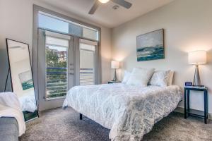 Luxury Riverwalk Condo Pool, Balcony, Parking