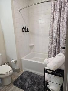 Luxury Riverwalk Condo Pool, Balcony, Parking