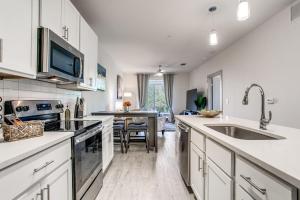 Luxury Riverwalk Condo Pool, Balcony, Parking
