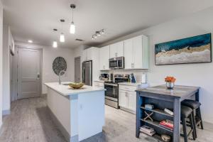 Luxury Riverwalk Condo Pool, Balcony, Parking