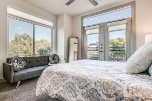 Luxury Riverwalk Condo Pool, Balcony, Parking