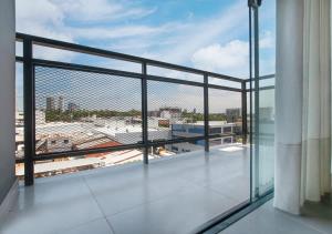 Modern and Cozy 2BR Apt free parking and WiFi B44