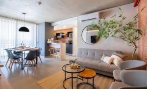 Modern 2BR Apt with Balcony Free Parking B53