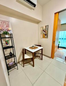 One Bedroom with Queen bed,sofa bed and wifi at One Uptown Residences, BGC, Taguig