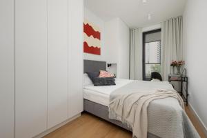 Warsaw Luxury Apartment with Parking in the City Centre by Renters Prestige