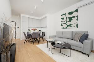 Warsaw Luxury Apartment with Parking in the City Centre by Renters Prestige