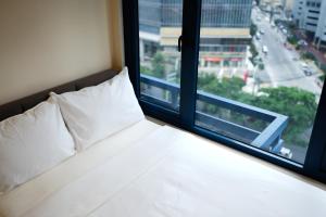 Affordable 1BR Makati with fast wi-fi and Netflix