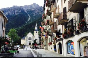 Studio center summer pool Mont-Blanc view